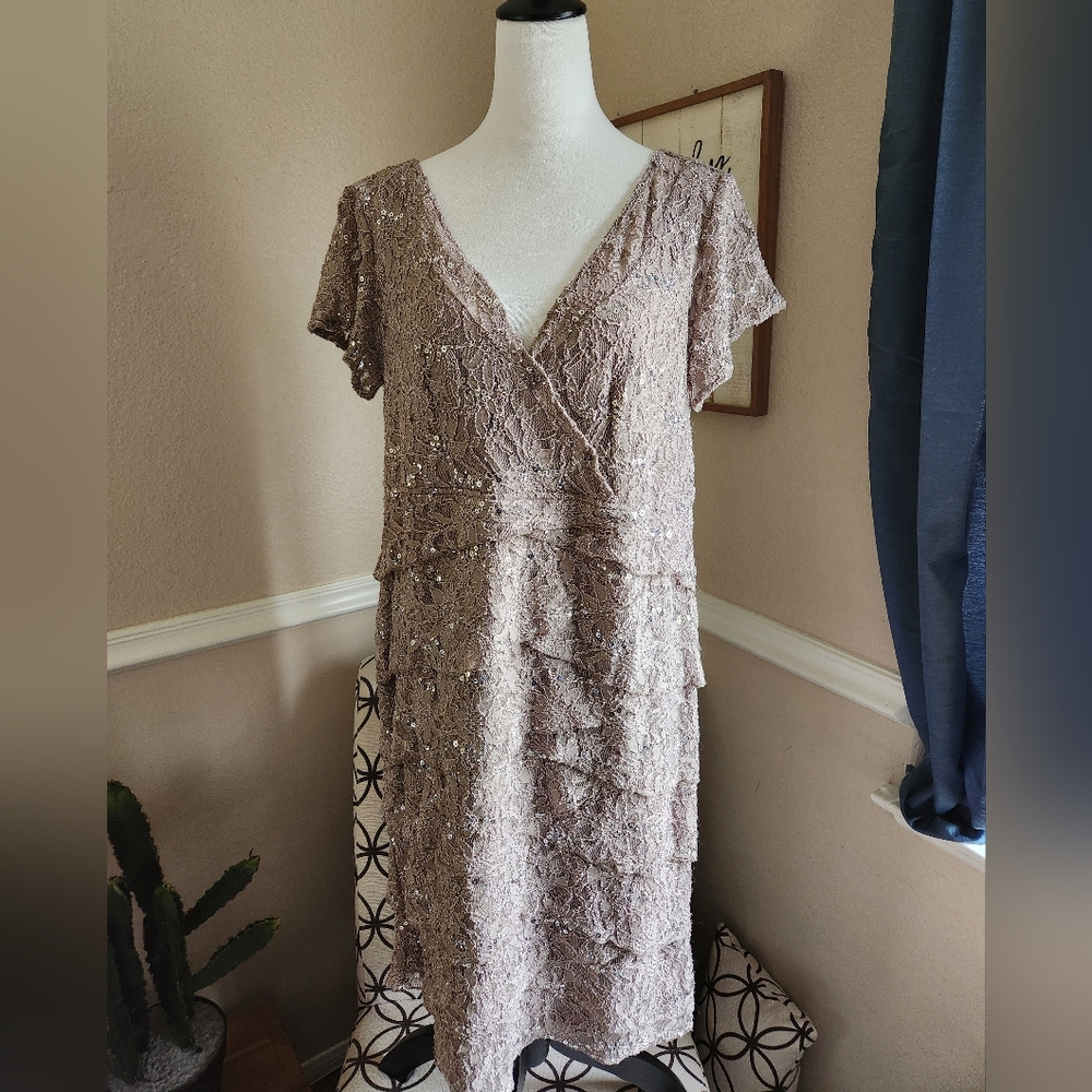 Scarlett Nite Fully Lined Sequin & Lace Taupe Cocktail Semi-Form Dress.  14W